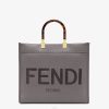 Fendi mujer shopper mediano de cuero Sunshine 2LH8E884 accesorios gris
